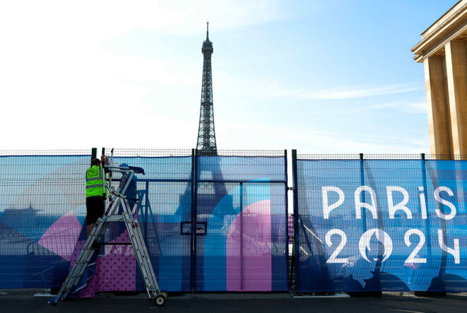 Des banderoles sont installées au Trocadéro, à Paris, pour les Jeux olympiques 2024. © Photo Emmanuel Dunand / AFP