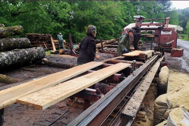 Trois membres de l'association Faîte et Racines sont mobilisés pour ce chantier d'une semaine consistant à scier en planches quelque 20 m3 de peuplier pour le compte d'un agriculteur, près du village corrézien de Saint-Bonnet-Elvert. © Photo Nicolas <br />Cheviron pour Mediapart