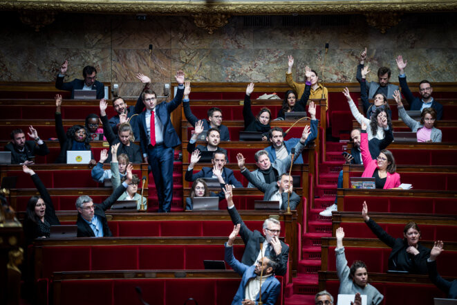 Les députés La France insoumise votent à main levée un amendement lors de l’examen du projet de loi de financement de la Sécurité sociale, lundi 4 novembre 2024. © Photo Xose Bouzas / Hans Lucas via AFP