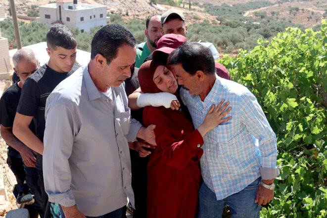 Palestiniens pleurent à Kafr Malik, en Cisjordanie occupée par Israël, le 26 juin 2025. © Photo Zain Jaafar / AFP
