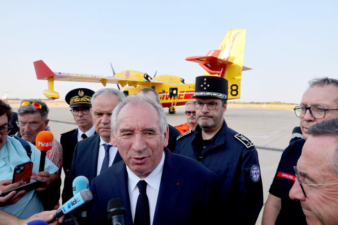 Le Premier ministre, François Bayrou, le ministre de l'Intérieur, Bruno Retailleau, et le ministre délégué auprès du ministre de l'Intérieur, François-Noël Buffet, visitent le Centre national de coordination avancée de la sécurité civile de la base de la sécurité civile de Nîmes-Garons, le 6 août 2025. © Photo Alain Robert / Sipa